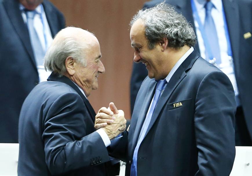 Il presidente dell&#39;Uefa Michel Platini si congratula con Sepp Blatter, rieletto presidente della Fifa nel congresso di Zurigo. Reuters
